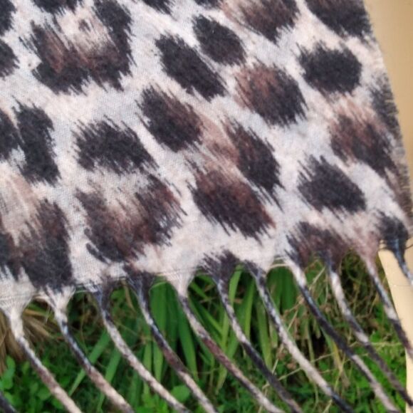 NWOT PRESTON & YORK Leopard Print 100% Acrylic Scarf Wrap with Fringe - Picture 2 of 13